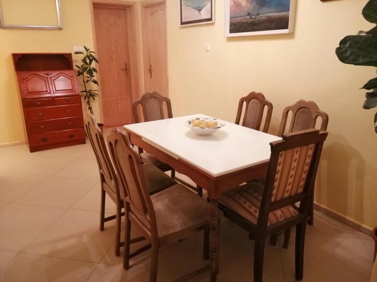 Vizaknai Apartmanhaz Szekesfehervar Exterior photo